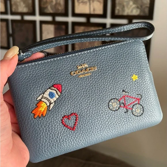 Authentic COACH Leather heart/spaceship/bicycle zip top card wristlet - Picture 6 of 11